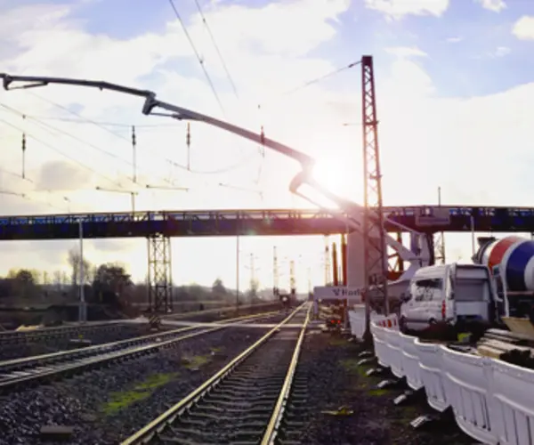 Panoramabild einer Baustelle bei Sonnenuntergang